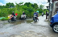 Dân kêu trời vì đường Lương Ngọc Quyến xuống cấp, rác bủa vây