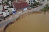 “Bảo kê” cát lậu và tiếng thở dài từ vùng sạt lở