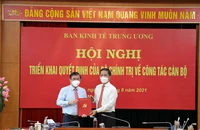 Trưởng ban Kinh tế Trung ương Trần Tuấn Anh (phải) trao quyết định của Bộ Chính trị cho tân Phó Trưởng ban Nguyễn Thành Phong.