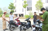 Chưa đủ 18 tuổi, hai thanh niên Phú Thọ bị khởi tố vì ném chai bia vào công an