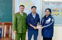 Hai học sinh Phú Thọ nhặt được của rơi trả người đánh mất