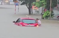 Thành phố Thái Nguyên ngập sâu, xe ô tô chết máy giữa đường