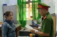 Cơ quan Công an đọc lệnh bắt tạm giam đối với Lê Thị Sâm.