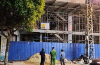 Lực lượng chức năng tiến hành đo đạc, lập biên bản vụ việc. Ảnh: MINH TRƯỜNG.