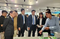 Các đại biểu tham quan gian hàng của một doanh nghiệp tham gia Khởi nghiệp Đổi mới Sáng tạo Đà Nẵng 2023. Ảnh: MINH TRƯỜNG.