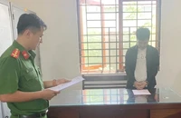 Lực lượng chức năng tiến hành bắt giữ đối tượng Nguyễn Hoàng Sang về tội Gây rối trật tự công cộng. Ảnh: CA.