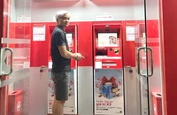 Long khai nhận thực hiện các hành vi chiếm đoạt tiền từ trụ ATM. Ảnh: CA.