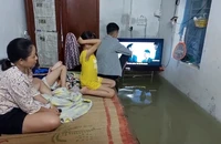 Một gia đình ở quận Liên Chiểu bị nước ngập đến giường. Ảnh: MINH TRƯỜNG.