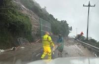 CSGT tiến hành chốt chặn, phân luồng không cho người và phương tiện lưu thông lên đèo. Ảnh: MT.