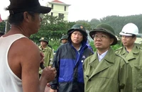 Bí thư Thành uỷ Đà Nẵng Nguyễn Văn Quảng thăm hỏi, động viên người dân. Ảnh: MT.