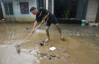Người dân Đà Nẵng dọn dẹp bùn đất, nhà cửa sau mưa lũ