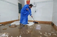 Người dân vùng "rốn lũ" Đà Nẵng khổ sở dọn nhà lần thứ hai chỉ trong ba ngày. Ảnh: MINH TRƯỜNG.