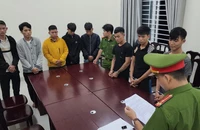 Các đối tượng gây rối trật tự công cộng được công an triệu tập làm việc. Ảnh: CA.