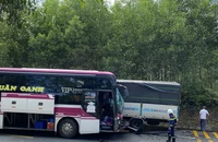 Xe khách và xe tải đấu đầu nhau trên đường tránh Nam hầm Hải Vân. Ảnh: MINH TRƯỜNG.