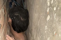 Chống trả công an rồi bỏ chạy, đối tượng ma tuý mắc kẹt trong khe tường hẹp