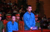 Hàng trăm người đội mưa đến xem phiên toà lưu động xét xử vụ cướp ngân hàng ở Đà Nẵng