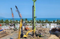 Người dân, du khách 'hết hồn' vì tiếng ồn công trình xây dựng sát bờ biển Đà Nẵng