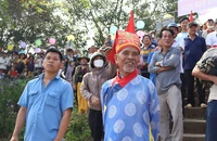 Người dân ùn ùn đi xem nấu mì Quảng, đua thuyền ở làng cổ 500 tuổi 