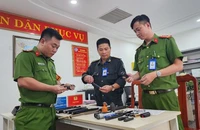 An ninh sân bay Đà Nẵng giao nộp công cụ hỗ trợ cho công an