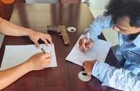 Người dân phát hiện súng quân dụng trong lúc đào đất sửa nhà