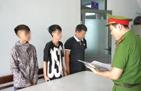 Khởi tố nhóm trộm cắp xe máy rồi tháo biển số vứt xuống sông Đà Nẵng 