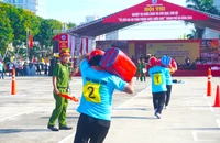 100 người dân ở Đà Nẵng thi nghiệp vụ chữa cháy