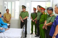 Vào nhà thờ quậy phá rồi dùng dao đâm hai cán bộ công an
