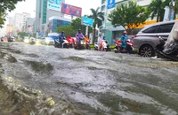 Đà Nẵng ngập nhiều tuyến đường, người đi làm chậm giờ, học sinh đến trường trễ