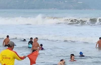 Trước thềm bão Trà Mi, nhiều du khách ở Đà Nẵng vẫn tắm biển dù sóng lớn