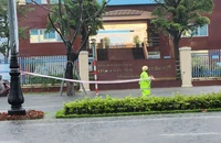 Đà Nẵng: Đường vào sân bay ngập sâu, CSGT căng dây hạn chế phương tiện 