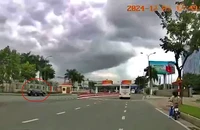 Xe biển xanh của Cảng vụ Hàng không miền Trung chạy ngược chiều
