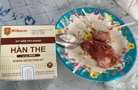 Khởi tố 2 vợ chồng sản xuất cả tấn giò chả chứa hàn the