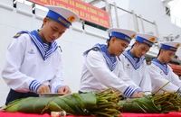 Chiến sĩ trẻ Vùng 3 Hải quân tự tay gói bánh chưng gửi ra đảo chúc Tết