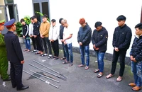 Khởi tố nhóm mang hung khí phóng xe trong đêm giao thừa