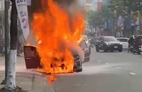 Ô tô bốc cháy ở trung tâm TP Đà Nẵng