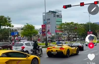 Dàn siêu xe nối đuôi vượt đèn đỏ ở TP Đà Nẵng