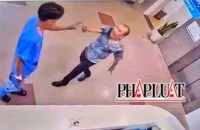 Đâm thủng bụng 'tình địch' rồi theo vào bệnh viện hành hung