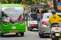 Xe điện du lịch, xe dịch vụ chạy lộn xộn ở Hội An
