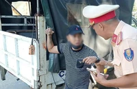 Tài xế xe công nghệ cầu cứu CSGT khi bị người nghi ngáo đá đe doạ