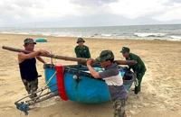 Công an, Biên phòng Đà Nẵng khơi thông cống rãnh, đưa thuyền lên bờ trước bão số 5