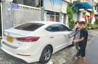 2 thanh niên đột nhập ô tô lấy trộm tài sản giữa đêm khuya