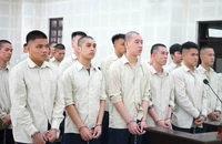 1 cú đấm trong quán karaoke, 26 người phải hầu tòa