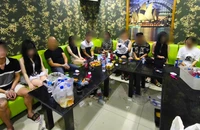 Nữ quản lý quán karaoke bị tạm giữ vì chứa chấp 10 người chơi ma tuý