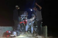 Công an băng rừng giải cứu du khách mắc kẹt trong rừng sâu