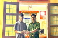 Đi đánh bóng chuyền về nhặt được tiền, nam sinh đem nộp công an