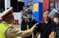 Tài xế để lại ô tô khi bị CSGT thổi nồng độ cồn