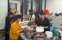 Người dân Quảng Trị chung tay nấu 600 phần cơm ủng hộ đồng bào lũ lụt ở Huế