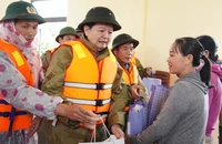 Phó Thủ tướng Mai Văn Chính vào vùng lũ Quảng Trị thăm bà con