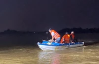 Cứu 4 người chơi vơi giữa sông, không thể vào bờ vì lũ lớn ở Quảng Trị 