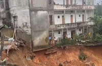 Sập 1 căn nhà và sạt lở nhiều móng nhà cao tầng ở Quảng Trị